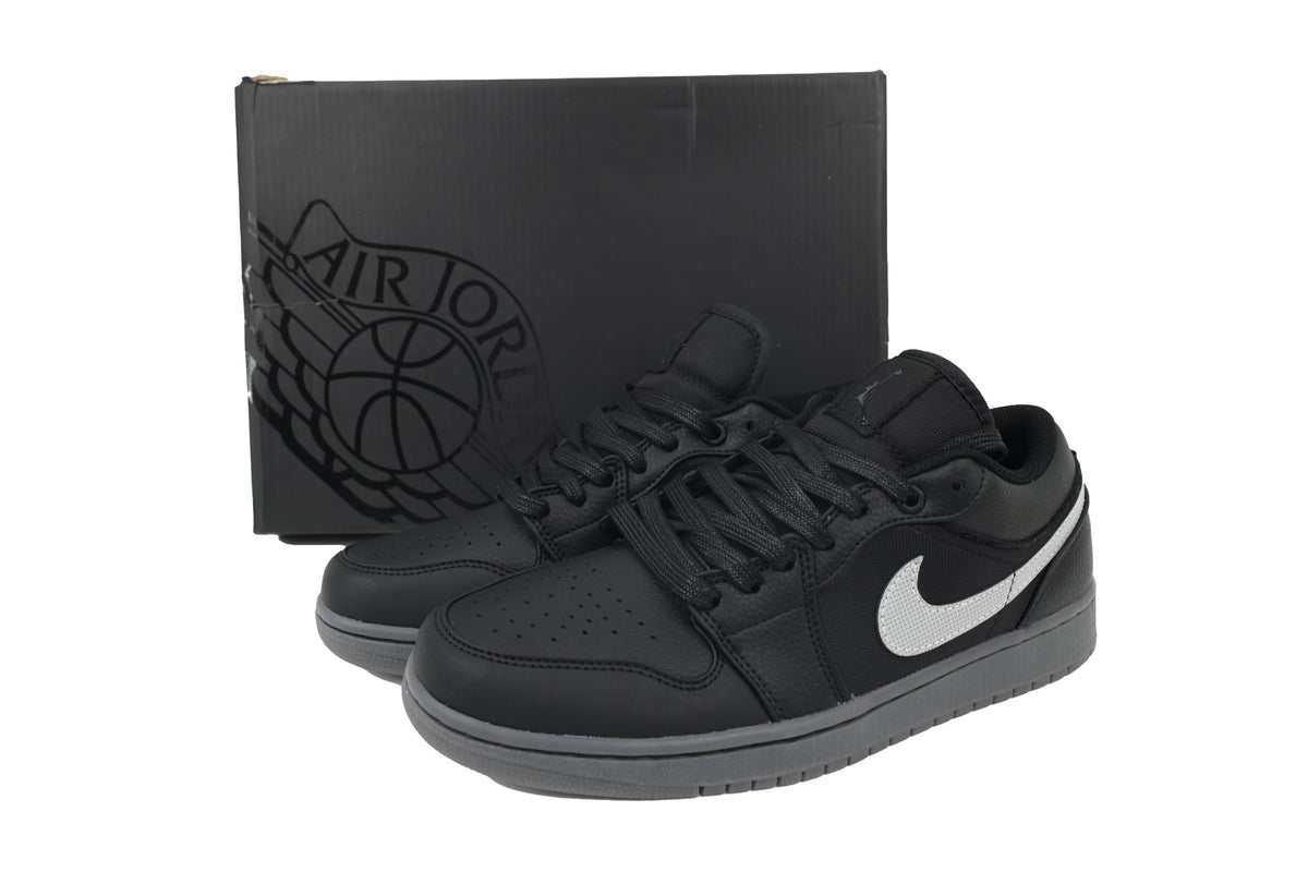 Nike Air Jordan 1 Retro Low Low-Top Sneakers