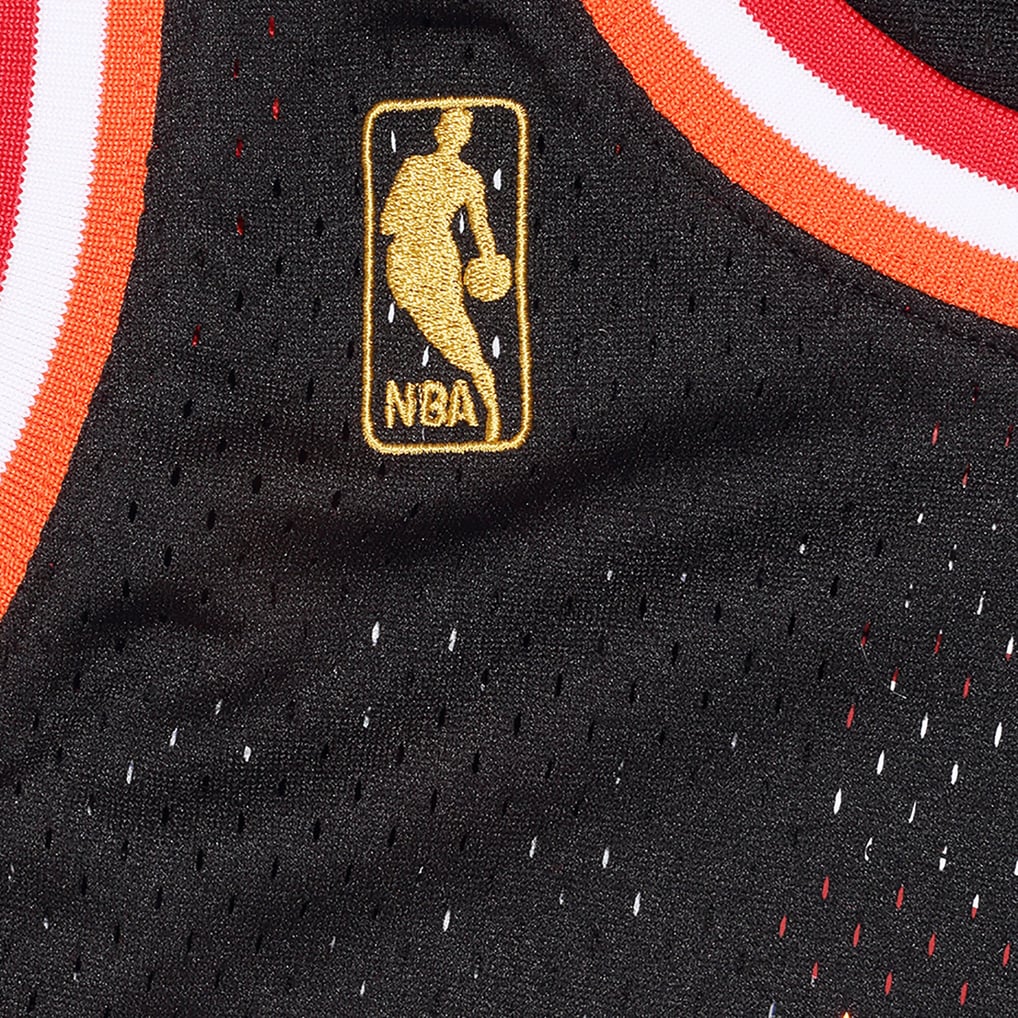 Nike nba store Mitchell & Ness Miami Heat Alonzo Mourning #33 Hardwood Classics 1996-97 Swingman Jersey – Black basketball jerseys
